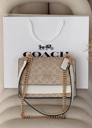 Жіноча сумка coach mini klare crossbody in signature canvas через плече пудровий коуч
