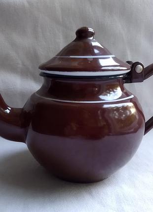 Винтажный металлический заварочный чайник.