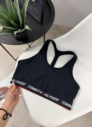 Топ від tommy hilfiger