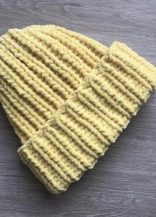 Велюровая шапка нежно-желтого цвета ручной вязки