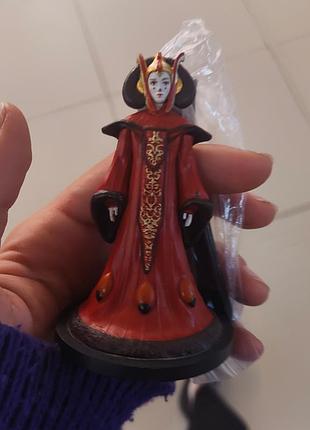 Коллекционная пвх-фигурка королевы падет амидалы (queen padmé amidala) из медиафраншизы «звездные войны».