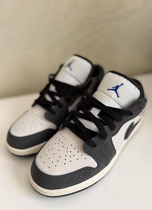Кросівки жіночі nike air jordan retro 1 low сірі, білі