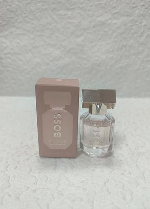Миниатюра женской парфюмированной воды hugo boss the scent for her объемом 5 мл в бежевой коробочке и с фирменным флаконом.