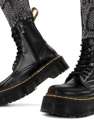 Стильні високі черевики  dr. martens jadon на масивній платформі