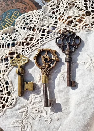 Старинные ключи, бронза, металл.