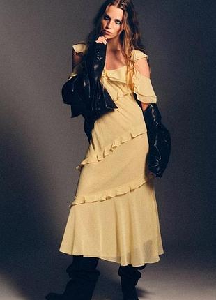 Крмбінована довга сукня сарафан з воланами і відкритими плечима zara розмір л