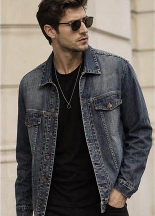 Джинсова куртка бренду gant, виконана у класичному стилі «тракер» (trucker jacket) з ефектом потертості (stonewashed)