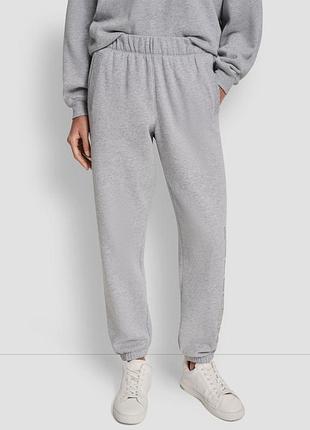 Джоггеры на флисе dkny со стразами
