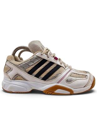 Adidas court rock w білого кольору зі сріблястими вставками та чорними смужками.