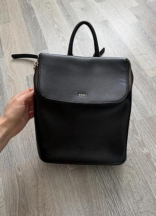 Чорний шкіряний рюкзак dkny