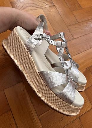 Босоніжки жіночі clarks сріблясті 2