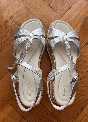 Босоніжки жіночі clarks сріблясті 3