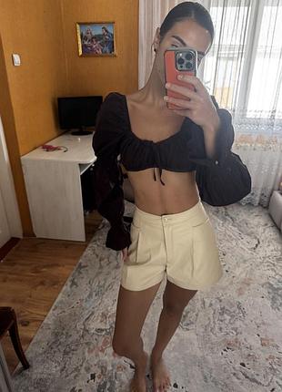Бежеві шкіряні шорти 🤎