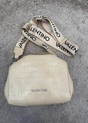 Крос-боді жіноча valentino bags pattie кремово-бежева з тисненням під крокодила