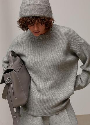 Вязаный женский джемпер oversize с круглой горловиной. различные цвета