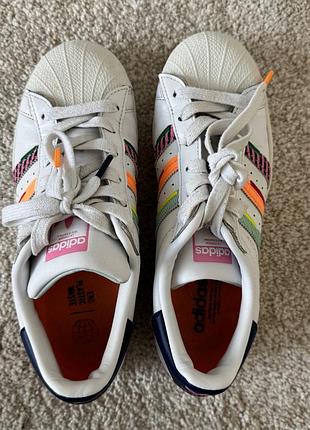 Кросівки жіночі adidas superstar білі з різнокольоровими смужками