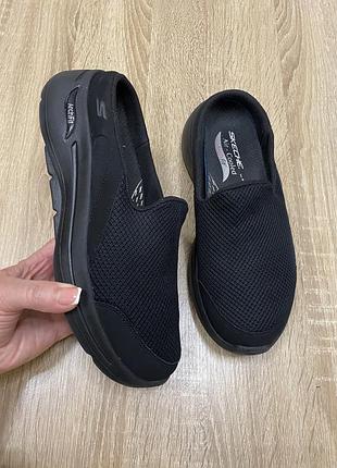 Skechers gowalk arch fit сліпони-мюлі з відкритим задником та технологією підтримки стопи arch fit.