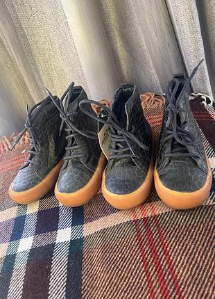 Superga дитячі високі кросівки (хайтопи) чорного кольору з тисненням під рептилію та контрастною світло-коричневою гумовою підошвою 25 і 26 розміру