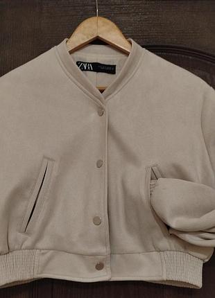 Укороченный бомпер-куртка молочного цвета под замш,s, zara