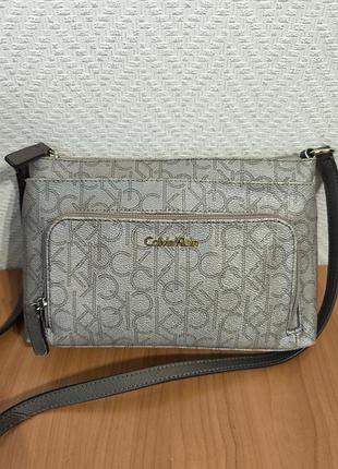 Calvin klein монограмна сумка кос-боді