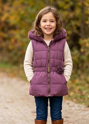Модная демисезонная деми дута теплая осенняя весенняя фиолетовая жилетка безрукавка демисезонная осенняя весенняя брендовая фирменная для девочки 6 ле