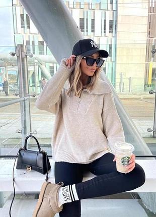 Уютный бежевый свитер / кофта zara с воротником-поло и замком размер м
