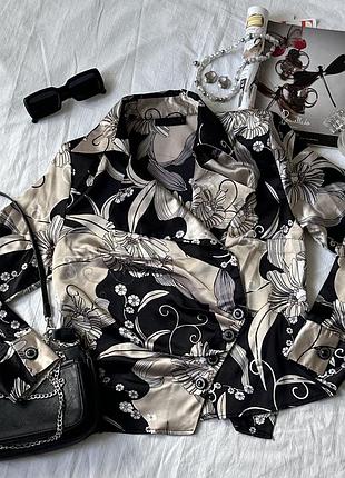 Ефектна атласна сорочка на запах із принтом y2k / vintage