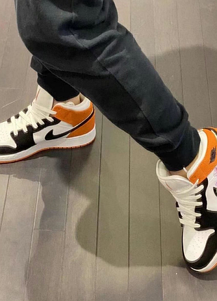 Оригінальні підліткові кросівки nike air jordan 1 mid se (gs) у забарвленні "basketball blossom" (також відомі як "starfish floral embroidery"),