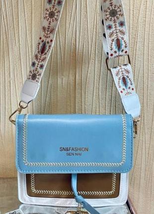 Блакитна жіноча сумка крос-боді sn&fashion з широким ременем в українському стилі