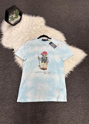 Світло-блакитна бавовняна футболка з варєним ефектом (tie-dye) від бренду polo ralph lauren із серії polo bear (принт із зображенням ведмедика)