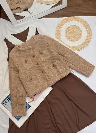 Жакет із гарними ґудзиками
