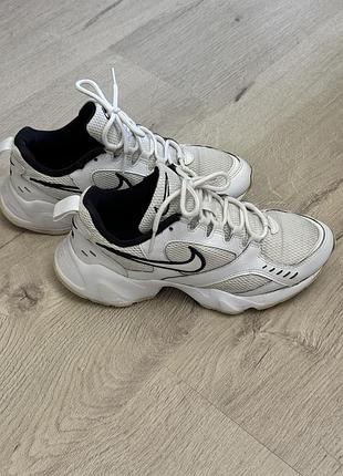 Білі кросівки nike