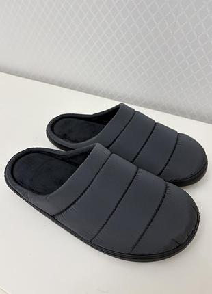 Чоловічі мʼякі тапочки з дутої тканини з мʼякою велюровою устілкою белста.