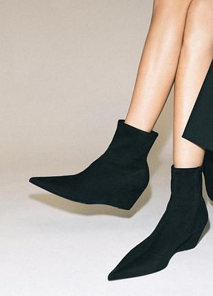 Черевики на танкетці zara