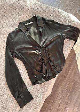 Жіноча атласна блуза zara кольору хакі