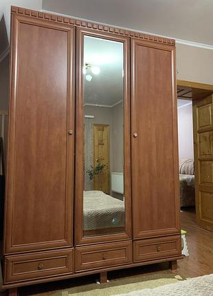 Продається шафа в хорошому стані 5 глибоких поличок для одягу та окремий великий відділ для вішалок  внизу три висувні шафи дуже вмісткі