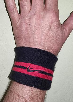Спортивний напульсник nike чорного кольору.