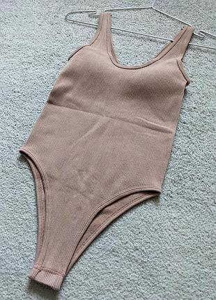 Женское бесшовное боди zara в рубчик нюдового цвета