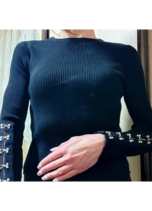 Жіноча водолазка zara чорна в рубчик з декоративними елементами на рукавах