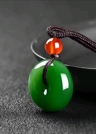 Кулон-подвеска в восточном стиле «би дзи» (имитация зеленого камня из смолы) на регулируемом шнурке
