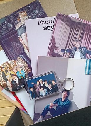 Бокс бтс btsнабір фотобуков 7 шт з мемберами гурту бтс bts + значок и брелок 22635
