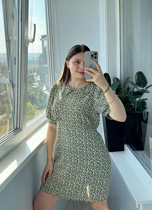 Оливкова міні сукня в дрібну квіточку з комірцем