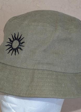 Панама asos design washed canvas 90s sun motif bucket hat в цвете хаки.