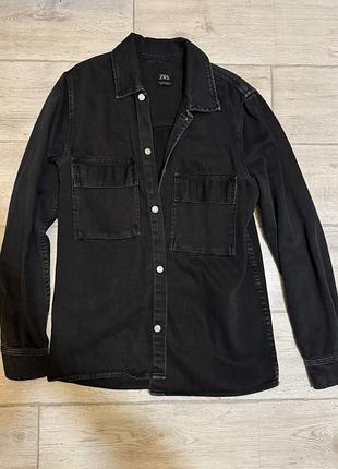 Джинсова сорочка zara чорного кольору, розмір m. стан ідеальний.