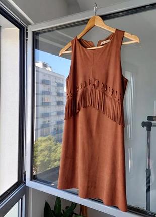 Коротка жіноча сукня bershka коричнева з бахромою