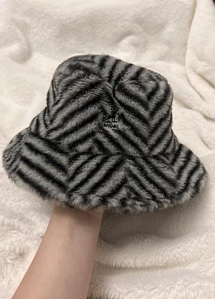 Панама kangol faux fur herringbone casual (або bucket hat) сіро-чорного кольору з характерним м'яким штучним хутром та вишитим логотипом.