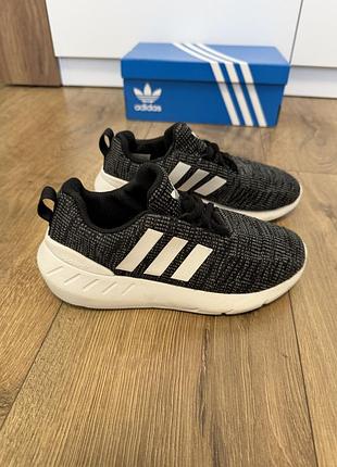Кросівки adidas 33 розмір 4