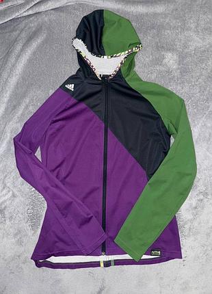Женская спортивная куртка-ветровка adidas aktiv climaproof с цветной блокировкой (фиолетовый, зеленый, черный цвет) и капюшоном