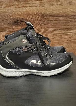 Черные высокие треккинговые кроссовки или ботинки бренда fila с технологией fila tex-technology.