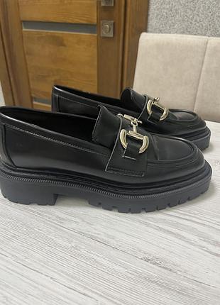 Жіночі лофери чорний колір h&m